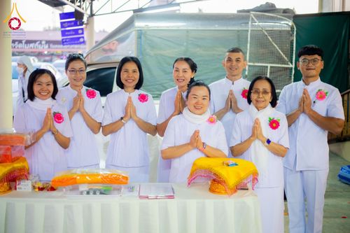 ภาพ No.196918:พิธีถวายภัตตาหารเป็นสังฆทาน แด่พระธรรมยาตรา ณ วัดโบสถ์(บน) ตำบลบางคูเวียง อำเภอบางกรวย จังหวัดนนทบุรี ในโครงการธรรมยาตรา กตัญญูบูชา มหาปูชนียาจารย์ พระมงคลเทพมุนี(สด จนฺทสโร) พระผู้ปราบมาร อนุสรณ์สถาน 7 แห่ง ปีที่ 13 วันที่ 18 มกราคม พ.ศ. 2568