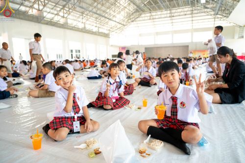 ภาพ No.103786:วันรวมพลังเด็กดี V-Star ผู้นำฟื้นฟูศีลธรรมโลก "รักษ์บวร รักษ์ศีล ๕ จังหวัดปทุมธานี" ปีที่ 5 ปีการศึกษา 2566 ณ วัดสายสุวพรรณ จ.ปทุมธานี วันศุกร์ที่ 22 ธันวาคม พ.ศ. 2566