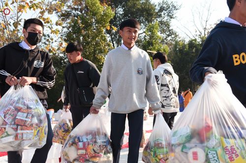 ภาพ No.75708:พิธีเจริญพระพุทธมนต์ และ ตักบาตรพระ 1,111 รูป  บำเพ็ญกุศลเพื่อถวายพระพรชัยมงคลแด่  สมเด็จพระเจ้าลูกเธอ เจ้าฟ้าพัชรกิติยาภา นเรนทิราเทพยวดี กรมหลวงราชสาริณีสิริพัชร มหาวัชรราชธิดา วันเสาร์ที่ 11 กุมภาพันธ์ พ.ศ. 2566 ณ วัดห้วยตองสัก อ.จอมทอง จ.เชียงใหม่