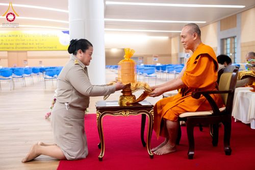 ภาพ No.208786:พระบาทสมเด็จพระเจ้าอยู่หัวทรงพระกรุณาโปรดเกล้าฯ พระราชทานภัตตาหารพระราชทาน แด่พระภิกษุ สามเณร ในการสอบบาลีสนามหลวง ณ วัดพระธรรมกาย วันที่ 22 กุมภาพันธ์ พ.ศ. 2568 ณ วัดพระธรรมกาย อำเภอคลองหลวง จังหวัดปทุมธานี