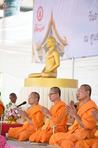 ภาพ No.262415:วันที่ 19 ตุลาคม พ.ศ. 2568 พิธีทอดกฐินสถาปนา แผ่นบันมงคลมหาเศรษฐี อาคาร 80 ปี หลวงพ่อธัมมชโย ในโครงการกฐินสามัคคีทั่วไทย 30,000 วัด บูชาธรรม 81 ปี หลวงพ่อธัมมชโย โดยคณะศิษยานุศิษย์วัดพระธรรมกาย ณ ศูนย์ปฏิบัติธรรมวิหารแดง ต.เจริญธรรม อ.วิหารแดง จ.สระบุรี