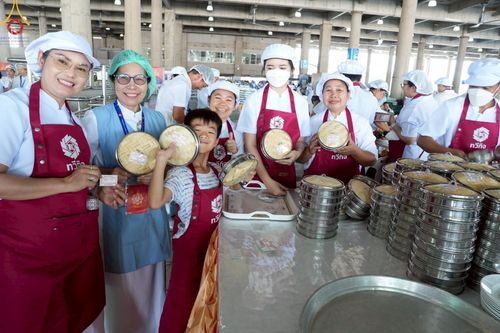 ภาพ No.219405:วันอังคารที่ 22 เมษายน พ.ศ. 2568 พิธีมอบปัจจัยช่วยเหลือครู 4 จังหวัดชายแดนภาคใต้ , พิธีกล่าวคำถวายอุปกรณ์ เพื่อเตรียมการต้อนรับคณะสงฆ์ฯ , พิธีกล่าวคำถวายภัตตาหารเป็นสังฆทาน , คณะสงฆ์ฉันภัตตาหารเพล  เนื่องในวันคุ้มครองโลก พิธีถวายมหาสังฆทานแด่คณะสงฆ์