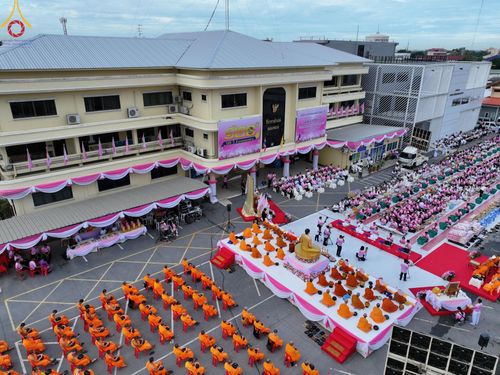 ภาพ No.150802:พิธีเจริญพระพุทธมนต์ และทำบุญตักบาตรแด่คณะสงฆ์ จำนวน 121 รูป เนื่องในโอกาสฉลองครบรอบ 120 ปี อำเภอคลองหลวง จังหวัดปทุมธานี เพื่อถวายเป็นพุทธบูชา ช่วยเหลือผู้ประสบความเดือดร้อนจากอุทกภัย และคณะสงฆ์ 323 วัด 4 จังหวัดชายแดนภาคใต้ วันเสาร์ที่ 31 สิงหาคม พ.ศ. 