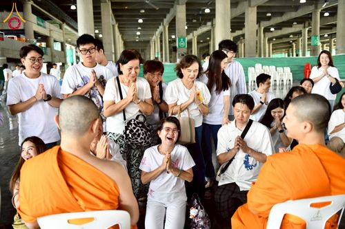 ภาพ No.256668:วันที่ 11 ตุลาคม พ.ศ. 2568 พิธีตักบาตรฉลองพระใหม่  โครงการอุปสมบทบูชาธรรม 141 ปี  พระมงคลเทพมุนี (สด จนฺทโร) ผู้ค้นพบวิชชาธรรมกาย ณ มหาวิหารคด 9 วัดพระธรรมกาย