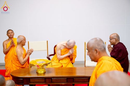 ภาพ No.222714:วันที่ 23 เมษายน พ.ศ. 2568 หลวงพ่อทัตตชีโวต้อนรับคณะสงฆ์เนปาล ณ อาคาร 100 ปี คุณยายมหารัตนอุบาสิกาจันทร์ ขนนกยูง วัดพระธรรมกาย