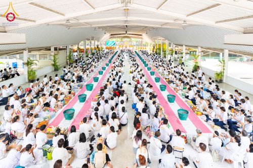 ภาพ No.61259:พิธีตักบาตรฉลองพระใหม่ รุ่นบูชาธรรมโครงการ 1-2 โครงการบรรพชาอุปสมบทหมู่ธรรมทายาท บูชาธรรมหลวงพ่อธัมมชโย 80 ปี ณ โถงช้างสำนักงานใหญ่ วัดพระธรรมกาย วันที่ 20 เมษายน พ.ศ. 2567