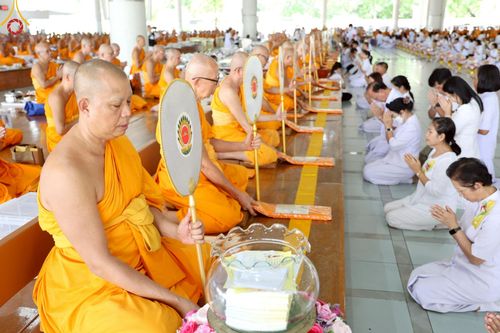 ภาพ No.220699:วันเสาร์ที่ 26 เมษายน พ.ศ.2568 (วันพระ แรม 15 ค่ำ เดือน 5) พิธีถวายภัตตาหารเมนูสวรรค์ "เพื่อการบรรลุธรรม" และ พิธีบุพเปตพลี ครั้งที่ 163 ร่วมอุทิศบุญแด่หมู่ญาติที่ล่วงลับไปแล้ว และสืบทอดอายุพระพุทธศาสนา ณ หอฉันคุณยายอาจารย์ฯ วัดพระธรรมกาย