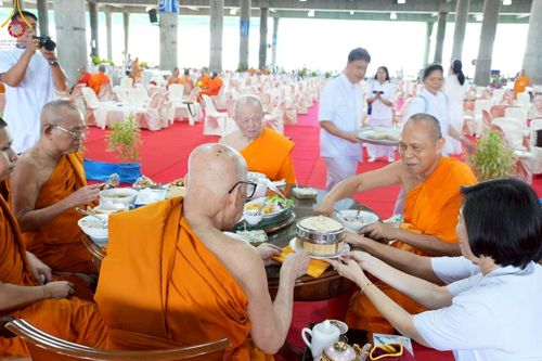 ภาพ No.219276:บรรยากาศการเดินทางเข้าวัดพระธรรมกาย , การต้อนรับปฏิสันถาร , การฉันภัตตาหารเช้า , การลงทะเบียนพระสังฆาธิการ  เนื่องในวันคุ้มครองโลก พิธีถวายมหาสังฆทานคณะสงฆ์ 40,000 กว่าวัดทั่วประเทศ ณ วัดพระธรรมกาย
