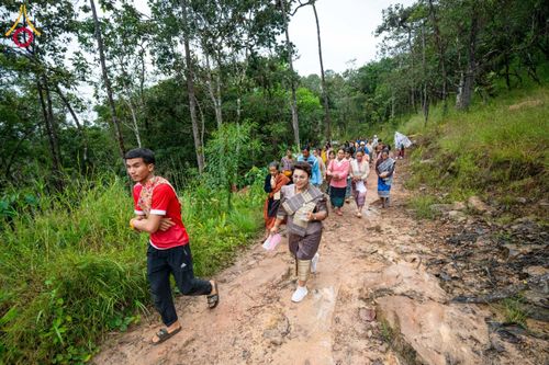 ภาพ No.174451:พิธีตักบาตรพระ,พิธีทอดผ้าป่า พิธีกลั่นแผ่นดินโปรยรัตนชาติ  สร้างพระอุโบสถและเจดีย์ วัดป่าสัมมาทิฏฐิและวัดสิริขันโท แขวงอัตตะปือ สปป. ลาว วันที่ 29 ตุลาคม พ.ศ. 2567