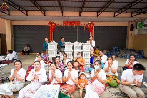 ภาพ No.146243:ตักบาตรพระ 1,384 รูป ทำบุญเมืองฝางครบรอบ 1,383 ปี ถวายเป็นพระราชกุศลแด่พระบาทสมเด็จพระเจ้าอยู่หัว เนื่องในโอกาสพระราชพิธีมหามงคล เฉลิมพระชนมพรรษา 6 รอบ 72 พรรษา วันเสาร์ที่ 27 กรกฎาคม พ.ศ.2567  ณ ถนนหน้าที่ว่าการอำเภอฝาง จ.เชียงใหม่