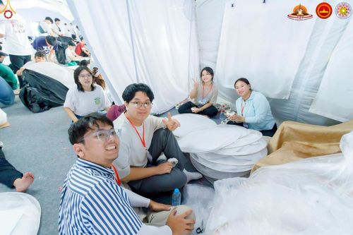 ภาพ No.224742:วันที่ 11 -12 พฤษภาคม พ.ศ. 2568 คณะพระอาจารย์ เจ้าหน้าที่ อาสาสมัคร นักศึกษา ทั้งชาวอินโดนีเซีย และชาวไทย ร่วมแรงร่วมใจ เตรียมงาน เก็บงาน ในวันวิสาขบูชา ณ พระมหาเจดีย์บรมพุทโธ ประเทศอินโดนีเซีย