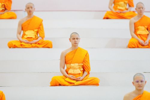 ภาพ No.243609:วันอาทิตย์ที่ 7 กันยายน พ.ศ. 2568 พิธีบูชาครูผู้ค้นพบวิชชาธรรมกาย , พิธีบูชาข้าวพระ ณ สภาธรรมกายสากล วัดพระธรรมกาย