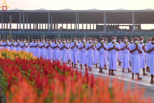 ภาพ No.101423:พิธีเวียนประทักษิณ, พิธีวันทาเจดีย์, พิธีขอขมาและมอบผ้าไตร ในโครงการอุปสมบทหมู่ รุ่นบูชาธรรมมหาปูชนียาจารย์ ณ วัดพระธรรมกาย ในวันที่ 9 ธันวาคม พ.ศ. 2566