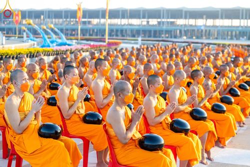 ภาพ No.105246:พิธีตักบาตรฉลองพระบวชใหม่ รุ่นบูชาธรรมมหาปูชนียาจารย์ และต้อนรับศักราชใหม่ วันจันทร์ที่ 1 มกราคม พ.ศ. 2567 ณ ลานธรรมพระมหาธรรมกายเจดีย์ วัดพระธรรมกาย