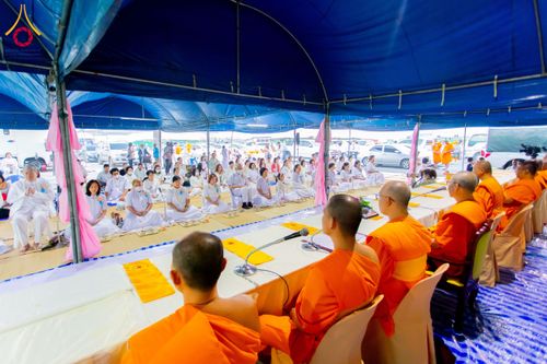 ภาพ No.191026:พิธีถวายภัตตาหารเป็นสังฆทาน แด่พระธรรมยาตรา ณ อนุสรณ์สถานคลองบางนางแท่น อ.สามพราน จ.นครปฐม ในโครงการธรรมยาตรา กตัญญูบูชา มหาปูชนียาจารย์ พระมงคลเทพมุนี(สด จนฺทสโร) พระผู้ปราบมาร อนุสรณ์สถาน 7 แห่ง ปีที่ 13 วันที่ 8 มกราคม พ.ศ. 2568