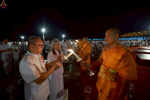ภาพ No.253635:วันที่ 10 ตุลาคม พ.ศ. 2568 พิธีจุดประทีปบูชาพระผู้ปราบมาร, พิธีจุดประทีปบนพระมหาธรรมกายเจดีย์  20,000 ดวง เนื่องในวันคล้ายวันเกิดครบรอบ 141 ปี พระมงคลเทพมุนี (สด จนฺทสโร)