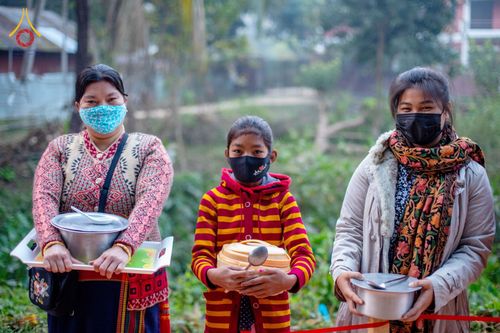 ภาพ No.76385:คณะสงฆ์และสามเณรบิณฑบาต ประเทศบังกลาเทศ วันที่ 11 กุมภาพันธ์ พ.ศ. 2566