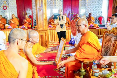 ภาพ No.146694:พิธีต้อนรับสัญญาบัตร พัดยศ ผ้าไตร ในโอกาสที่พระบาทสมเด็จพระเจ้าอยู่หัว ทรงพระกรุณาโปรดพระราชทานสัญญาบัตรตั้งสมณศักดิ์ พระวิมลศาสนวิเทศ (สำรวจ กมโล) เจ้าอาวาสวัดไทยนอร์เวย์ เป็นพระราชาคณะชั้นราช ในราชทินนามที่ “พระราชวชิรศาสนวิเทศ”