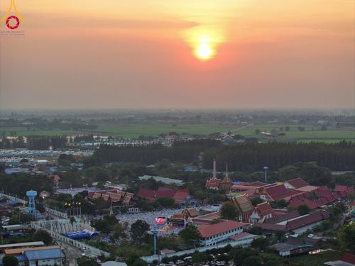 ภาพ No.112172:พิธีจุดประทีปถวายเป็นพุทธบูชา และบูชาธรรมมหาปูชนียาจารย์ พระมงคลเทพมุนี(สด จนฺทสโร) ในโครงการธรรมยาตรา กตัญญูบูชา มหาปูชนียาจารย์ พระมงคลเทพมุนี(สด จนฺทสโร) พระผู้ปราบมาร อนุสรณ์สถาน 7 แห่ง ปีที่ 12 วันที่ 14 มกราคม พ.ศ. 2567 ณ วัดสองพี่น้อง อ.สองพี่น้อง