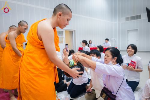ภาพ No.60777:พิธีตักบาตรพระภิกษุสามเณร ธรรมทายาทระดับอุดมศึกษา วันเสาร์ที่ 20 เมษายน พ.ศ. 2567 ณ ห้องปฎิบัติธรรม ชั้นลอย มหารัตนวิหารคด 13 วัดพระธรรมกาย จ.ปทุมธานี
