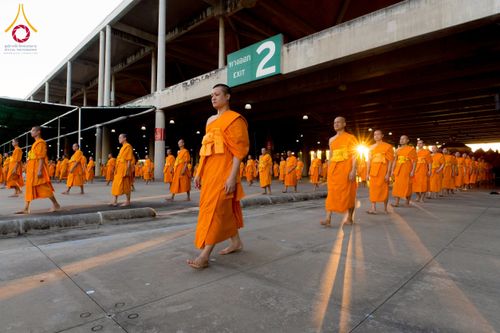 ภาพ No.274751:วันอาทิตย์ที่ 30 พฤศจิกายน พ.ศ. 2568 พิธีปลงผม โครงการอุปสมบทบูชาธรรมมหาปูชนียาจารย์ ปี 2568 ณ ลานธรรมพระมหาธรรมกายเจดีย์ ฝั่งทิศตะวันตก ระหว่างวิหารคดหมายเลข 8 และ 9 วัดพระธรรมกาย