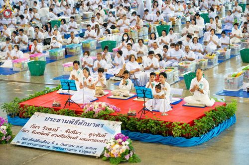 ภาพ No.151000:พิธีตักบาตร ในวันอาทิตย์ต้นเดือน วันที่ 1 กันยายน พ.ศ. 2567 ณ สภาธรรมกายสากล วัดพระธรรมกาย