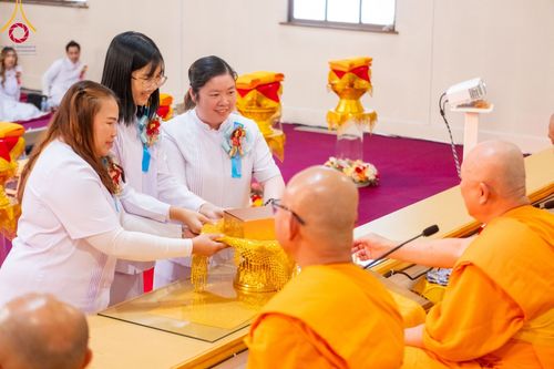 ภาพ No.100949:พิธีทอดกฐินบรมจักรพรรดิสร้างทุกสิ่ง ณ วัดพระธรรมกายออเรกอน ประเทศสหรัฐอเมริกา  วันอาทิตย์ ที่ 26 พฤศจิกายน พ.ศ. 2566