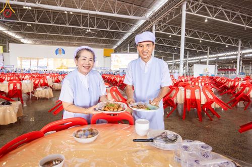 ภาพ No.60215:คณะสงฆ์ 10,000 กว่าวัดฉันภัตตาหารเพล ในวันคุ้มครองโลก วันจันทร์ที่ 22 เมษายน พ.ศ. 2567 ณ สภาธรรมกายสากล วัดพระธรรมกาย