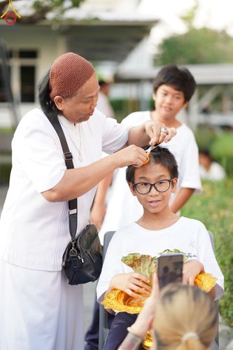 ภาพ No.132901:พิธีตัดปอยผม โครงการหน่อแก้วเปรียญธรรม รุ่นที่ 12 ณ ค่ายจองแชมป์ หมู่กฏิสามเณรเปรียญธรรม วัดพระธรรมกาย วันอาทิตย์ที่ 31 มีนาคม พ.ศ. 2567