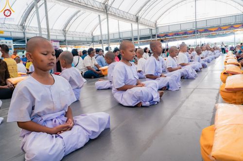 ภาพ No.133444:พิธีขอขมารับผ้าไตร, พิธีบรรพชาสามเณร, สามเณรออกบิณฑบาต ในโครงการบรรพชาสามเณร ฟื้นฟูพระพุทธศาสนาทั่วไทย  ณ ศูนย์ปฏิบัติธรรม และอบรมเยาวชนเมืองยะลา วันที่ 3 เมษายน พ.ศ. 2567