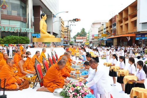 ภาพ No.85899:ตักบาตรพระนานาชาติ 10,000 รูป ใจกลางนครหาดใหญ่ จ.สงขลา วันอาทิตย์ที่ 20 สิงหาคม พ.ศ. 2566
