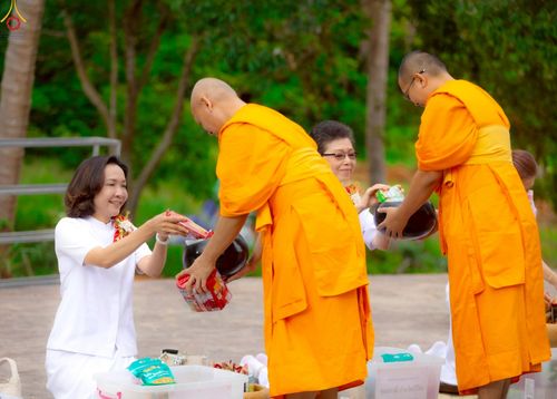 ภาพ No.234215:พิธีมุทิตาสักการะ "พระสิริรัตนเมธี" เจ้าคณะจังหวัดเลย ,พิธีถวายไทยธรรม ๙ วัด และพิธีทอดผ้าป่าเพื่อสร้างทุกสิ่ง  ในวาระทำบุญครบรอบ ๑๐ ปี ณ ศูนย์ปฏิบัติธรรมแก้วภูเรือ อ.ภูเรือ จ.เลย