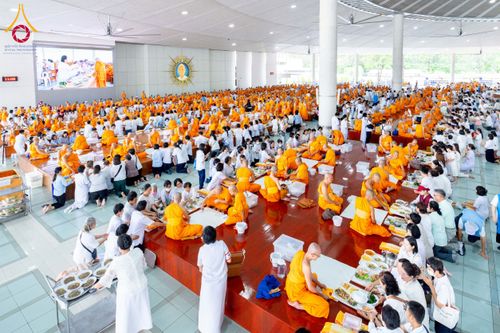 ภาพ No.245117:วันพุธที่ 10 กันยายน พ.ศ. 2568 พิธีถวายภัตตาหารเมนูสวรรค์ เนื่องในวันครบ 25 ปี วันละสังขารคุณยายอาจารย์มหารัตนอุบาสิกาจันทร์ ขนนกยูง ณ หอฉันคุณยายอาจารย์ฯ วัดพระธรรมกาย