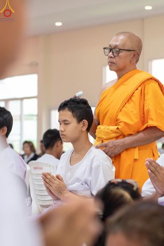 ภาพ No.59122:พิธีปลงผมและแห่นาคธรรมทายาท ในโครงการบรรพชาสามเณร ภาคฤดูร้อน เฉลิมพระเกียรติพระบาทสมเด็จพระเจ้าอยู่หัว เนื่องในโอกาส  พระราชพิธีมหามงคลเฉลิมพระชนมพรรษา 6 รอบ  ปลงผมนาคในวันที่ 21 เมษายน พ.ศ 2567 ณ วัดกลางธนรินทร์ (ธรรมอุทยานบ้านแป้ง)