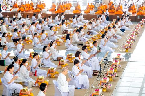 ภาพ No.205683:พิธีสวดพระพุทธมนต์ และถวายภัตตาหารเมนูสวรรค์แด่พระภิกษุ สามเณร วันจันทร์ที่ 3 กุมภาพันธ์ พ.ศ. 2568 ณ หอฉันคุณยายอาจารย์ฯ วัดพระธรรมกาย
