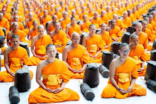 ภาพ No.189200:พระธรรมยาตราปฏิบัติธรรม และถ่ายภาพหมู่ประวัติศาสตร์ ในโครงการธรรมยาตรา กตัญญูบูชา มหาปูชนียาจารย์ พระมงคลเทพมุนี(สด จนฺทสโร) พระผู้ปราบมาร อนุสรณ์สถาน 7 แห่ง ปีที่ 13 วันที่ 4 มกราคม พ.ศ. 2568 ณ อนุสรณ์สถานมหาวิหารพระมงคลเทพมุนี (โลตัสแลนด์) อ.สองพี่น้อง