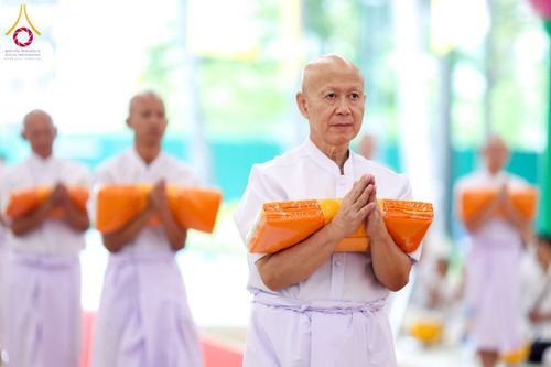 ภาพ No.256190:วันที่ 4 ตุลาคม พ.ศ. 2568 พิธีบรรพชาอุปสมบท  โครงการอุปสมบทหมู่บูชาธรรม 141 ปี  พระมงคลเทพมุนี (สด จนฺทสโร) ณ โบสถ์พระไตรปิฏก วัดพระธรรมกาย จ.ปทุมธานี