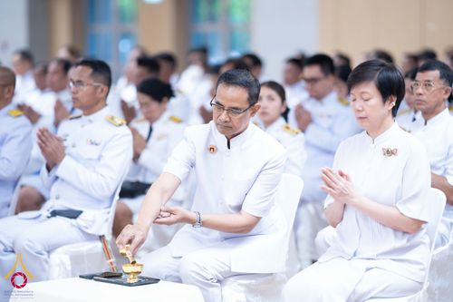 ภาพ No.146026:พิธีเจริญพระพุทธมนต์ ปฏิบัติธรรมเจริญสมาธิภาวนา เพื่อถวายเป็นพระราชกุศล แด่พระบาทสมเด็จพระเจ้าอยู่หัว เนื่องในโอกาสพระราชพิธีมหามงคล เฉลิมพระชนมพรรษา 6 รอบ 28 กรกฎาคม 2567 วันอาทิตย์ที่ 28 กรกฎาคม พ.ศ. 2567  ณ ห้องแก้วสารพัดนึก 2 สภาธรรมกายสากล