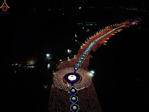 ภาพ No.138641:Photo Story  มหัศจรรย์วัดดงดินแดง Episode 6 พระภิกษุ-สามเณร ในโครงการบรรพชาอุปสมบทหมู่  กว่า 500 รูป และศีลจาริณีกว่า 300 คน ร่วมกันก่อพระเจดีย์ทราย 20,000 องค์ และจุดประทีป  บูชาธรรม 80 ปี หลวงพ่อธมฺมชโย กลางลำน้ำแม่ตื่น