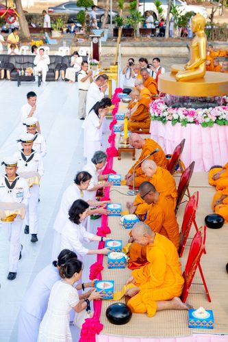 ภาพ No.58119:พิธีตักบาตรพระภิกษุและสามเณร 180 รูป ณ ลานองค์พระสมุทรเจดีย์ จ.สมุทรปราการ วันเสาร์ที่ 27 เมษายน พ.ศ. 2567
