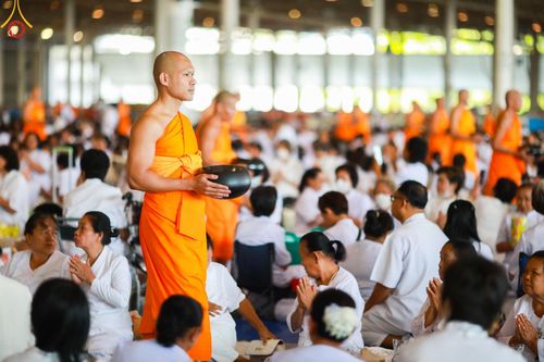 ภาพ No.143395:พิธีตักบาตร ข้าวสารอาหารแห้ง ณ บ้านแก้วเรือนทองคุณยายฯ และ พิธีบูชาข้าวพระ  ณ สภาธรรมกายสากล วัดพระธรรมกาย วันอาทิตย์ที่ 7 กรกฎาคม พ.ศ. 2567