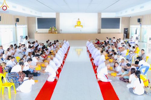 ภาพ No.186458:พิธีตัดปอย ปลงผม เวียนประทักษิณ  มอบบาตรผ้าไตร ขอขมาผู้ปกครอง และพิธีบรรพชาอุปสมบท  โครงการอุปสมบทหมู่บูชาธรรมมหาปูชนียาจารย์  ประจำปี 2567 ณ ศูนย์ปฏิบัติธรรมภาคใต้และวัดคงคาเลียบ อ.บางกล่ำ จ.สงขลา วันอาทิตย์ที่ 8 ธันวาคม พ.ศ. 2567