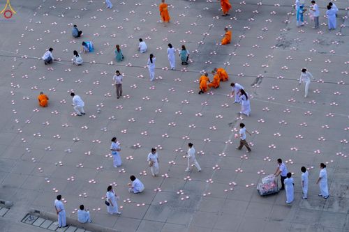 ภาพ No.240980:วันพุธที่ 27 สิงหาคม พ.ศ. 2568 พิธีจุดประทีป ในวันธรรมชัย ณ วัดพระธรรมกาย