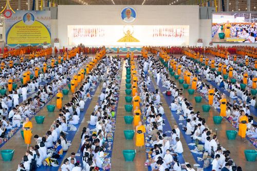 พิธีตักบาตรและพิธีบูชาข้าวพระ ในวันอาทิตย์ต้นเดือนที่ 1 ธันวาคม พ.ศ. 2567 ณ สภาธรรมกายสากล วัดพระธรรมกาย