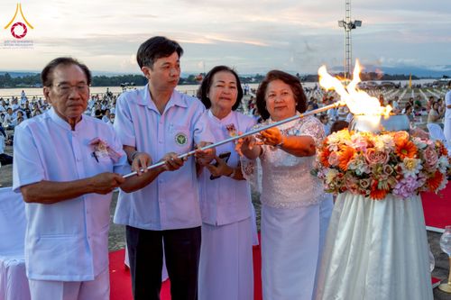 ภาพ No.250450:วันอังคารที่ 7 ตุลาคม พ.ศ. 2568 พิธีจุดประทีปบูชาพระรัตนตรัย ณ ลานธรรมปทุมรัตน์ธรรมเจดีย์ พุทธอุทยานนานาชาติ อ.โพนพิสัย จ.หนองคาย