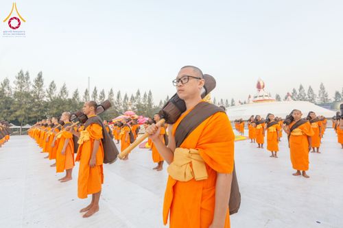 ภาพ No.191689:พระธรรมยาตราปฏิบัติธรรม และถ่ายภาพหมู่ประวัติศาสตร์ ณ อนุสรณ์สถานคลองบางนางแท่น อ.สามพราน จ.นครปฐม ในโครงการธรรมยาตรา กตัญญูบูชา มหาปูชนียาจารย์ พระมงคลเทพมุนี(สด จนฺทสโร) พระผู้ปราบมาร อนุสรณ์สถาน 7 แห่ง ปีที่ 13 วันที่ 8 มกราคม พ.ศ. 2568