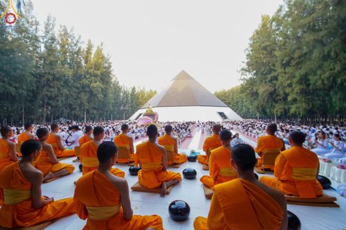 ภาพ No.107377:พิธีตักบาตรพระธรรมยาตราฯ ในโครงการธรรมยาตรากตัญญูบูชา มหาปูชนียาจารย์ พระมงคลเทพมุนี(สด จนฺทสโร) พระผู้ปราบมาร ปีที่ 12 ณ อนุสรณ์สถานมหาวิหารพระมงคลเทพมุนี อ.สองพี่น้อง จ.สุพรรณบุรี วันที่ 7 มกราคม พ.ศ. 2567