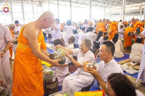 ภาพ No.133823:พิธีตักบาตร ข้าวสารอาหารแห้ง ณ บ้านแก้วเรือนทองคุณยายฯ สภาธรรมกายสากล วัดพระธรรมกาย วันอาทิตย์ต้นเดือนที่ 7 เมษายน พ.ศ. 2567