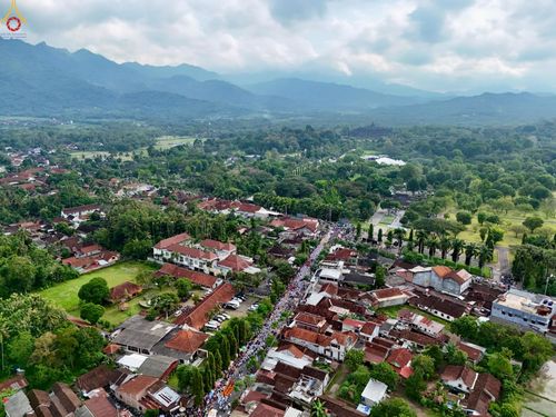 ภาพ No.224479:วันจันทร์ที่ 12 พฤษภาคม พ.ศ. 2568  ชาวพุทธในอินโดนีเซีย ร่วมฉลองวิสาขบูชาจุดประทีปกว่า 200,000 ดวง ณ พระมหาเจดีย์บรมพุทโธ  เจริญพุทธมนต์ถวาย “พระวชิรเกล้าเจ้าอยู่หัว”