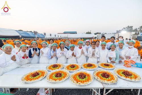 ภาพ No.191775:พิธีถวายภัตตาหารเป็นสังฆทาน แด่พระธรรมยาตรา ณ อนุสรณ์สถานคลองบางนางแท่น อ.สามพราน จ.นครปฐม ในโครงการธรรมยาตรา กตัญญูบูชา มหาปูชนียาจารย์ พระมงคลเทพมุนี(สด จนฺทสโร) พระผู้ปราบมาร อนุสรณ์สถาน 7 แห่ง ปีที่ 13 วันที่ 9 มกราคม พ.ศ. 2568